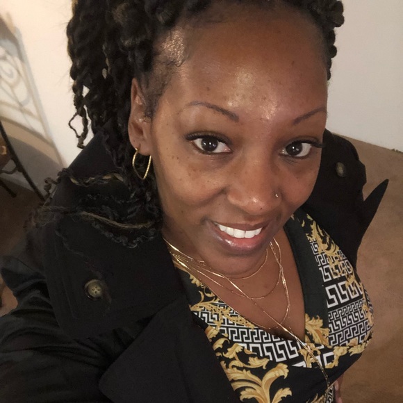 Meet your Posher, Deedee - Picture 2 of 3